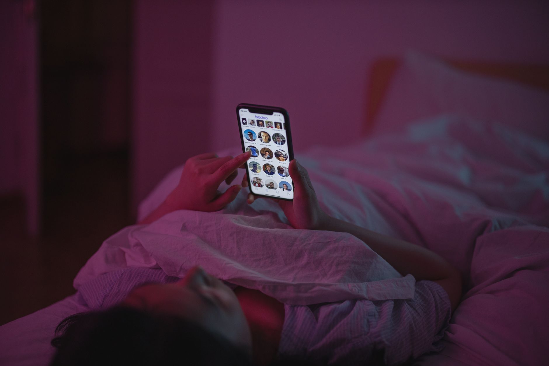Jak ograniczyć telefon przed snem i przestać scrollować w łóżku